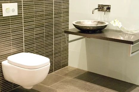 Modernes Badezimmer mit wandhängendem WC und Waschbecken